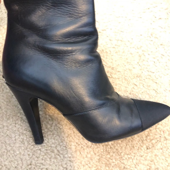 Chanel short boots
Black cap toe logo boot
Us 6 - Picture 5 of 6